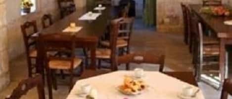 朝食 (ビュッフェ)、毎日提供 (無料)