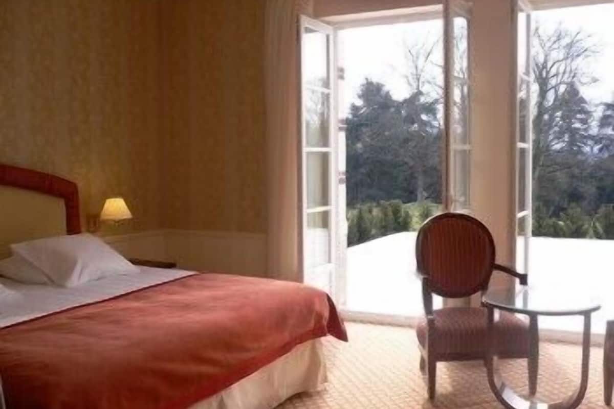 junior suite, 1 double bed | in-room safe, desk, soundproofing, rollaway beds