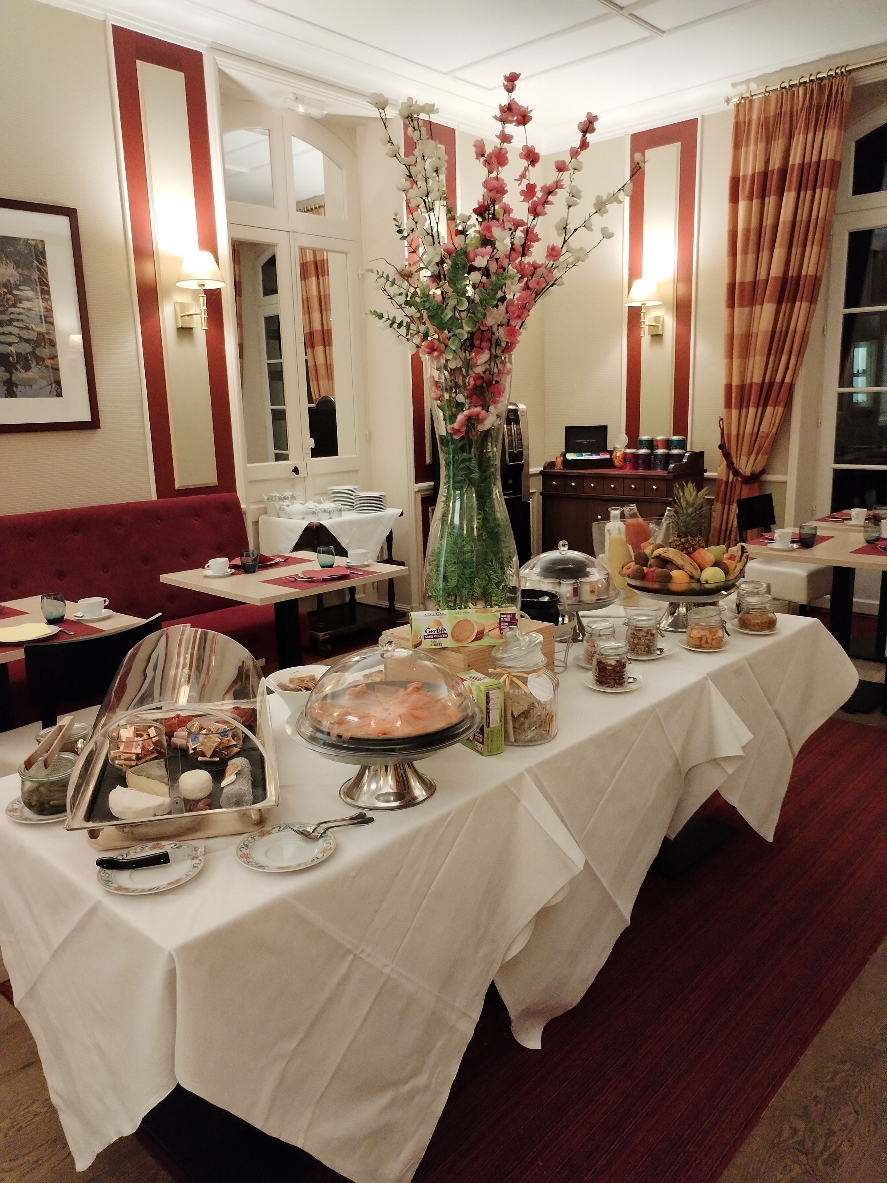 Daily buffet breakfast (EUR 18 per person)