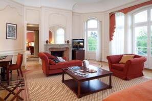 Deluxe Room | Living room