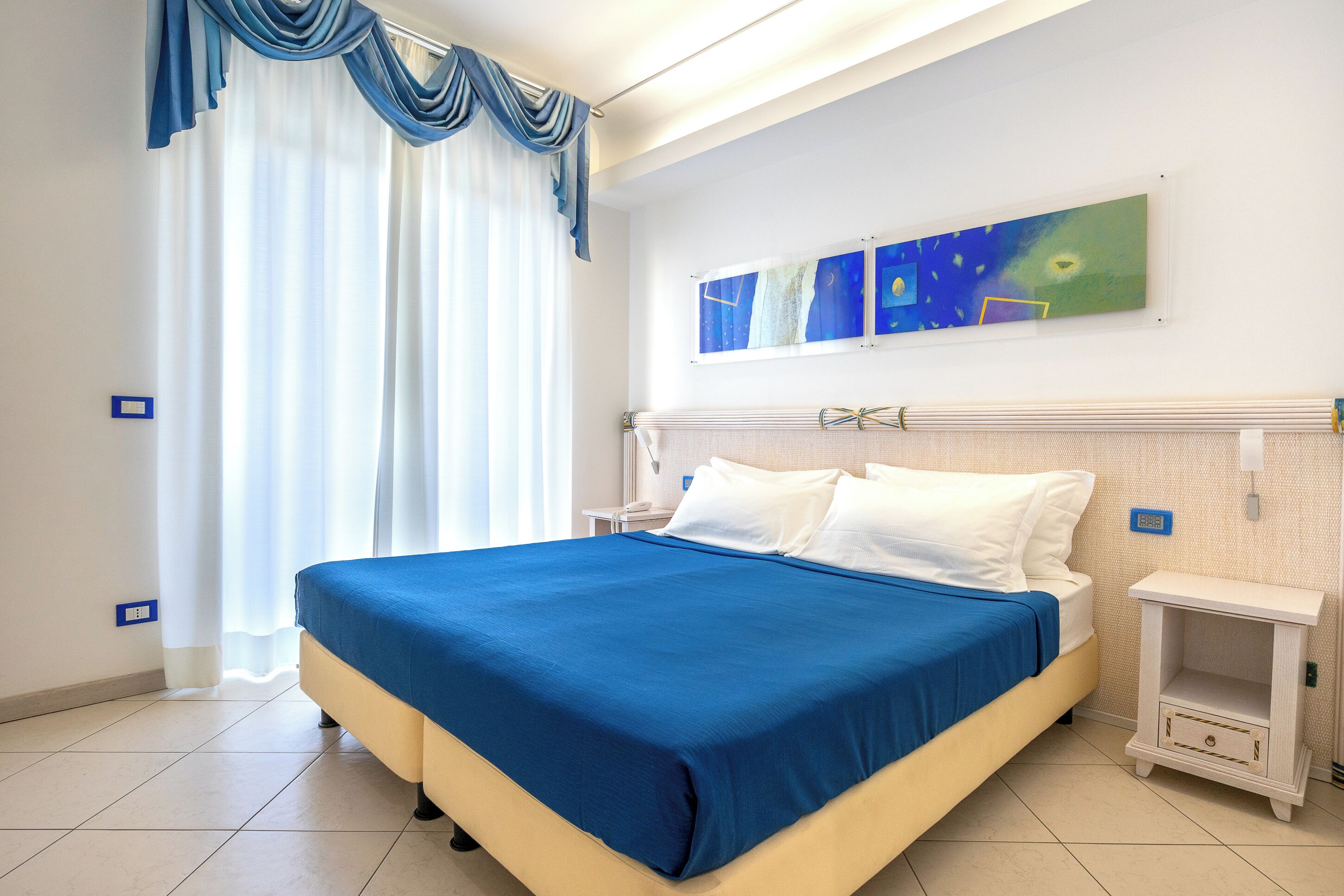 standard double room | 1 bedroom, minibar, in-room safe, desk