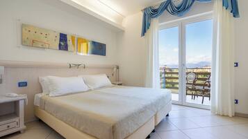 Standard Double Room | Minibar, in-room safe, desk, soundproofing