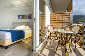 Habitación doble Confort | Minibar, caja de seguridad en la habitación y escritorio 