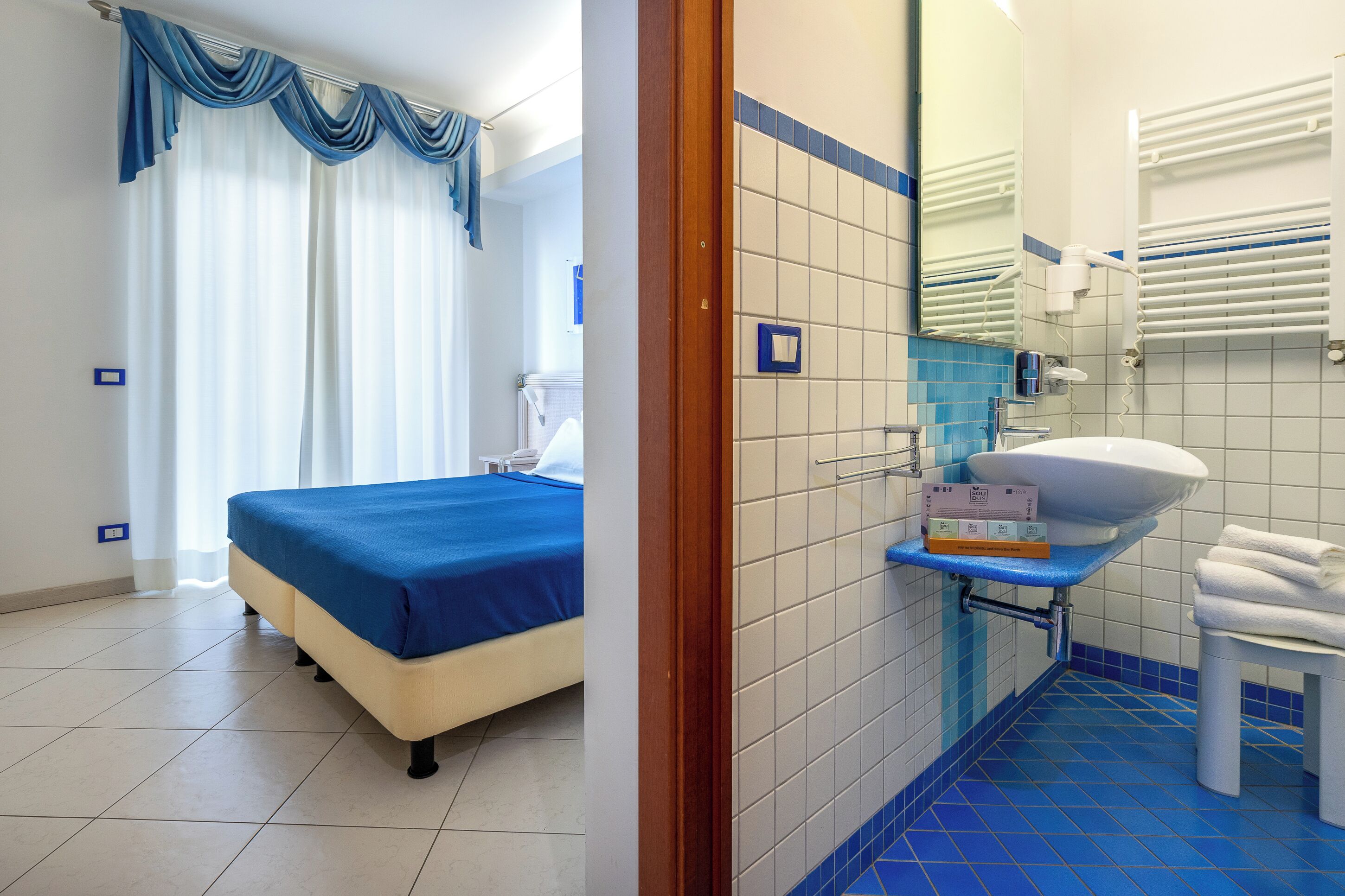 standard double room | 1 bedroom, minibar, in-room safe, desk
