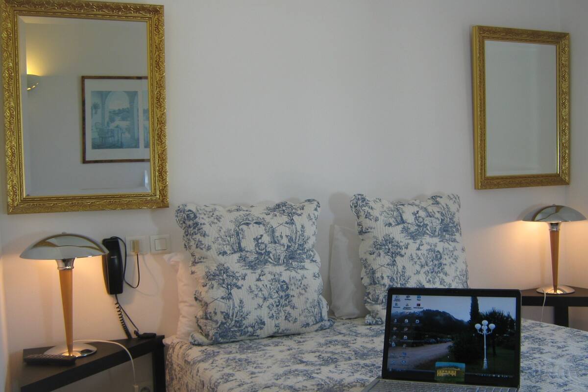 Desk, soundproofing, free WiFi