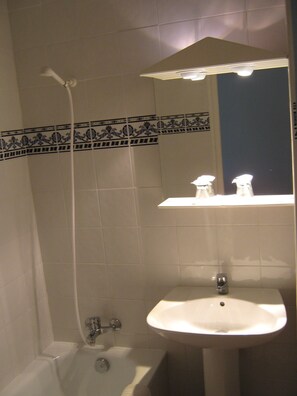 Combined shower/tub, towels