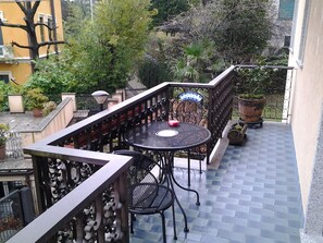 Double Room, Shared Bathroom (Verde) | Balcony