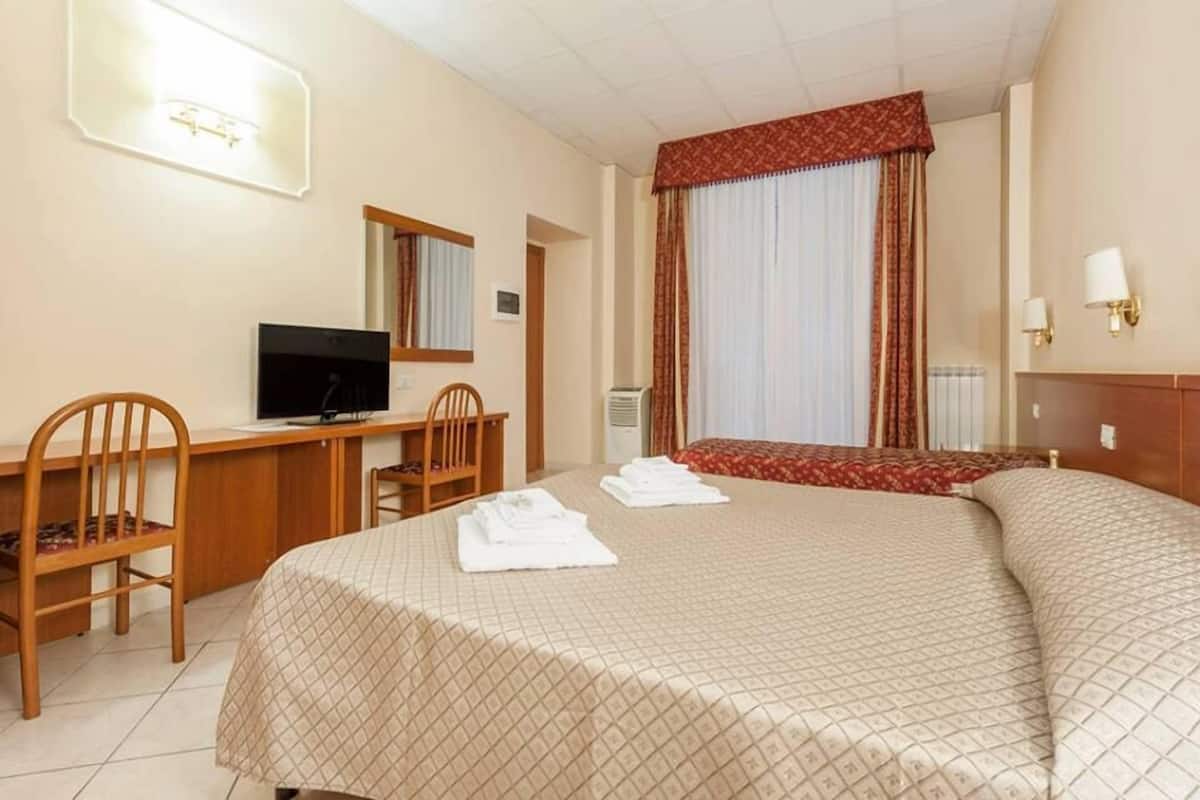 Comfort Triple Room, Multiple Beds, Ensuite | Premium bedding, minibar, in-room safe, desk