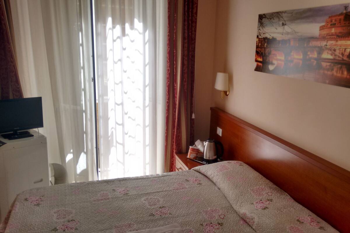 Economy Single Room, 1 Large Twin Bed | Premium bedding, minibar, in-room safe, desk