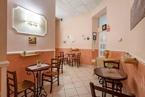 Petit déjeuner buffet (7.50 EUR par personne)