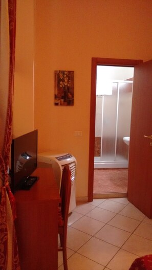 Doppia Comfort, 1 letto matrimoniale, bagno in camera | Biancheria da letto di alta qualità, minibar, una cassaforte in camera
