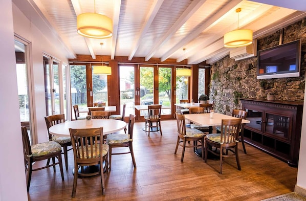 Daily buffet breakfast (EUR 7.95 per person)