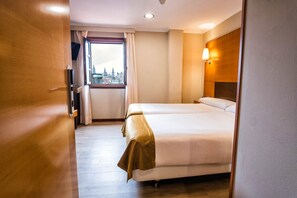 Doppia Superior | Copriletto in piuma, minibar, cassaforte in camera, una scrivania