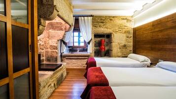 Chambre Triple | Couette en duvet d'oie, minibar, coffres-forts dans les chambres, bureau