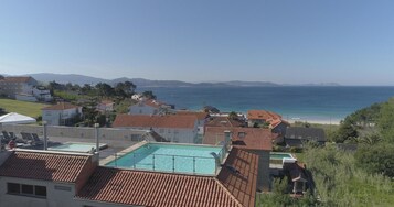 Una piscina al aire libre, una piscina en la azotea, sombrillas