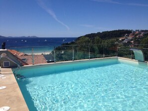 Piscina a l'aire lliure, piscina a la terrassa superior i para-sols 