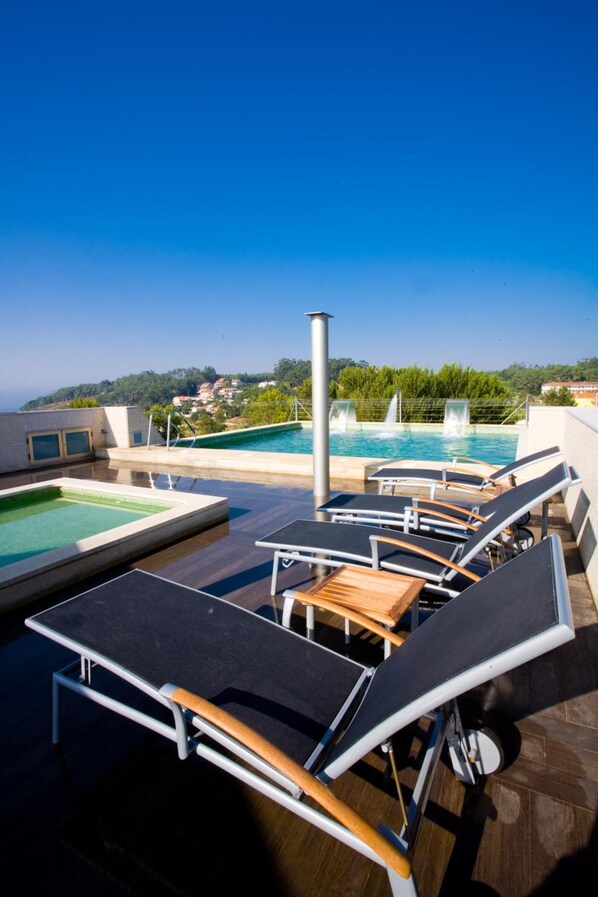 Außenpool, Pool auf dem Dach, Sonnenschirme, Liegestühle