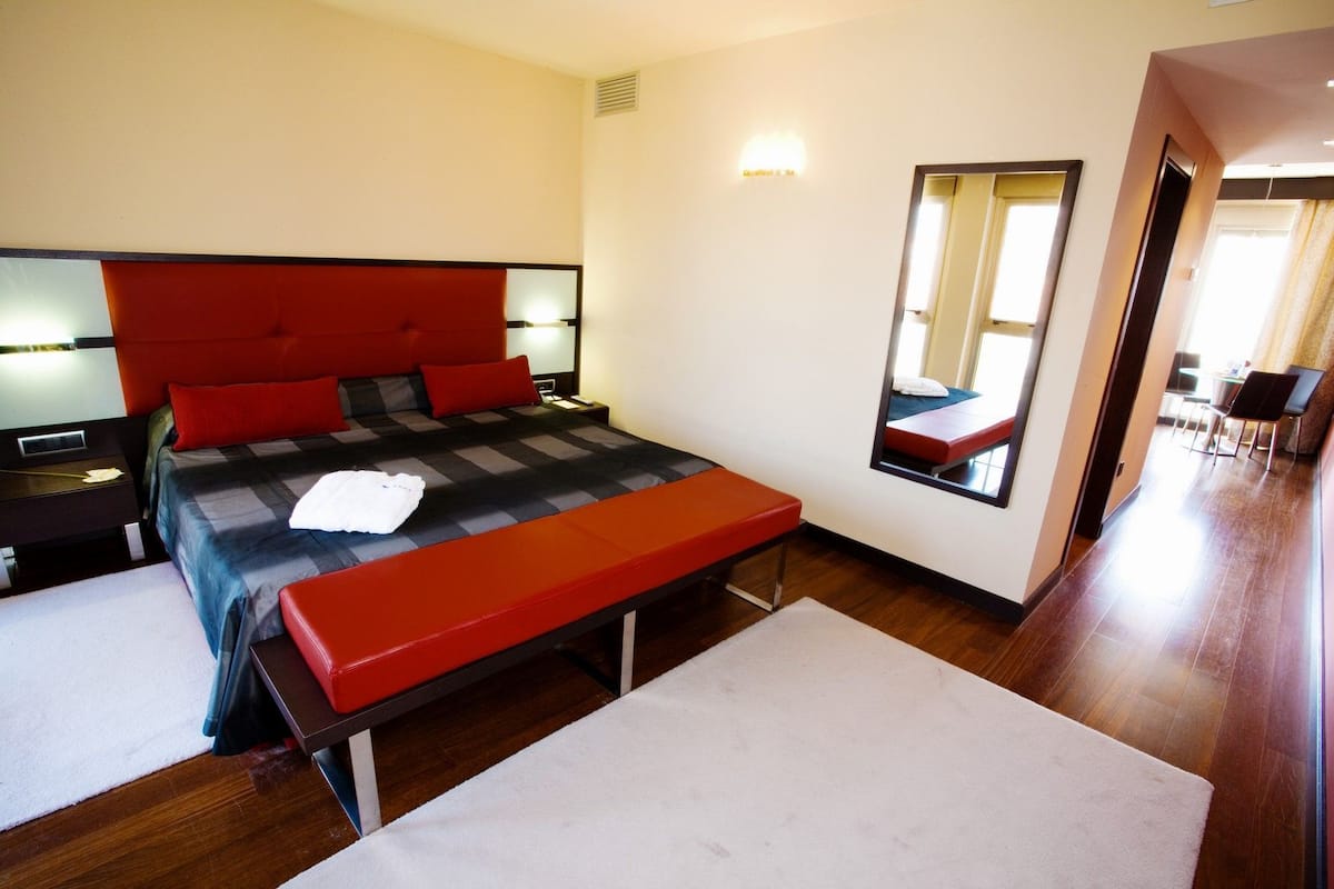 Royal Suite | Minibar, in-room safe, desk, blackout curtains