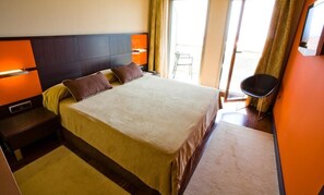 Minibar, caixa forta a l'habitació, escriptori i cortines opaques 