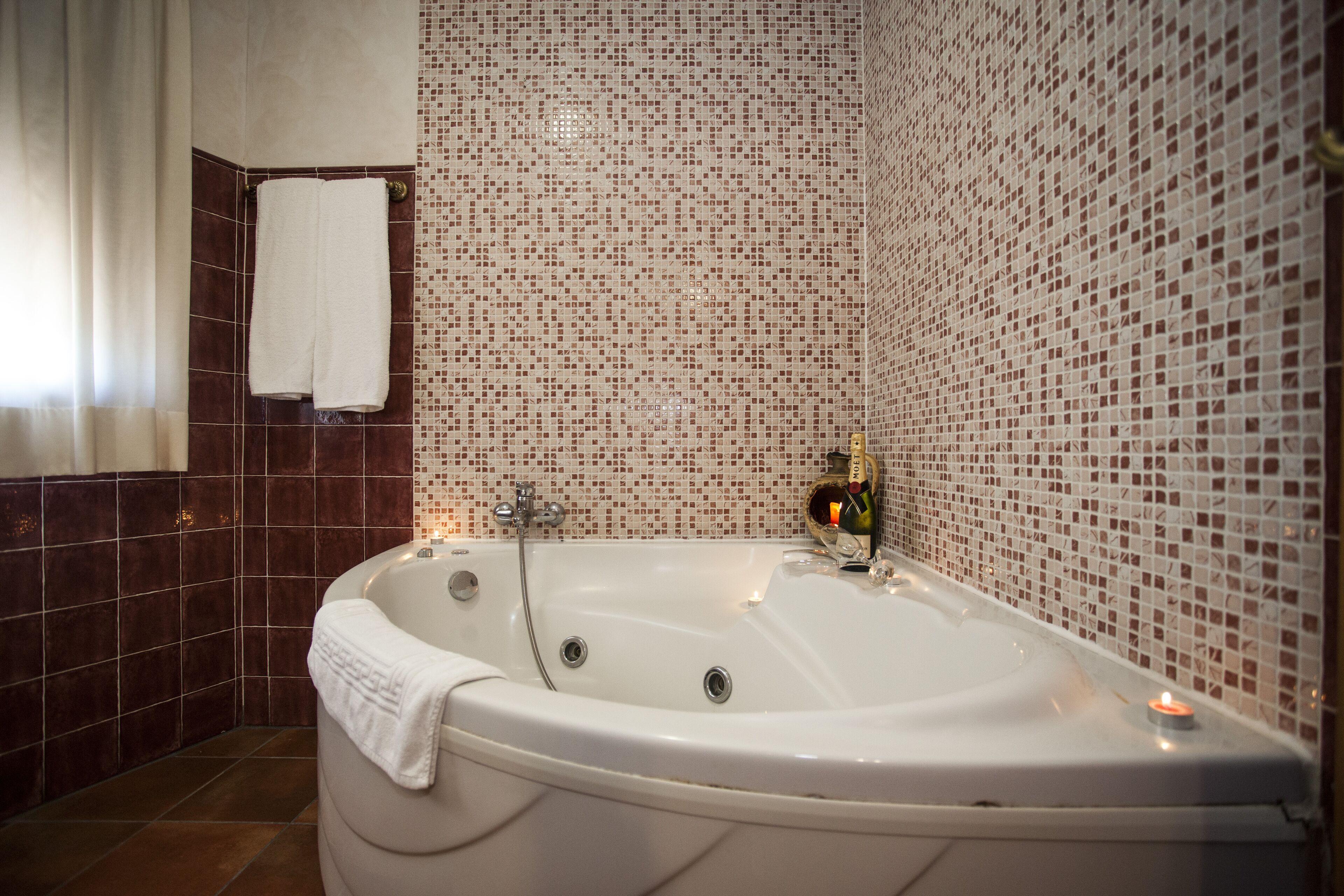 套房, 私人浴室 (con jacuzzi) | 办公桌、隔音、免费 WiFi、床单