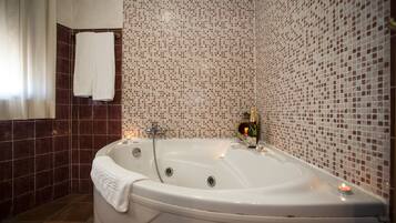 Desk, soundproofing, free WiFi, bed sheets