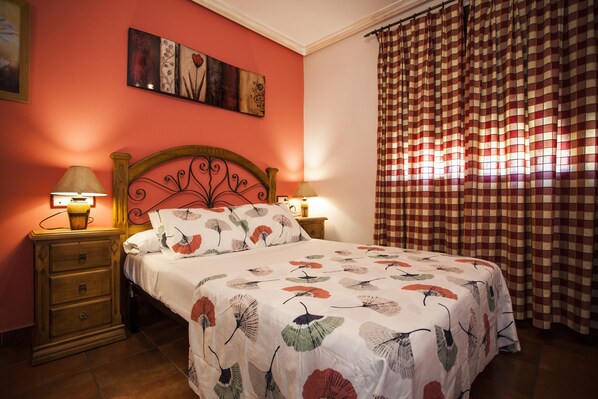 Desk, soundproofing, free WiFi, bed sheets