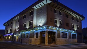 A multi-story building with a brick facade, featuring a restaurant named "El Volante" at the ground level. - El Volante (Ciempozuelos)