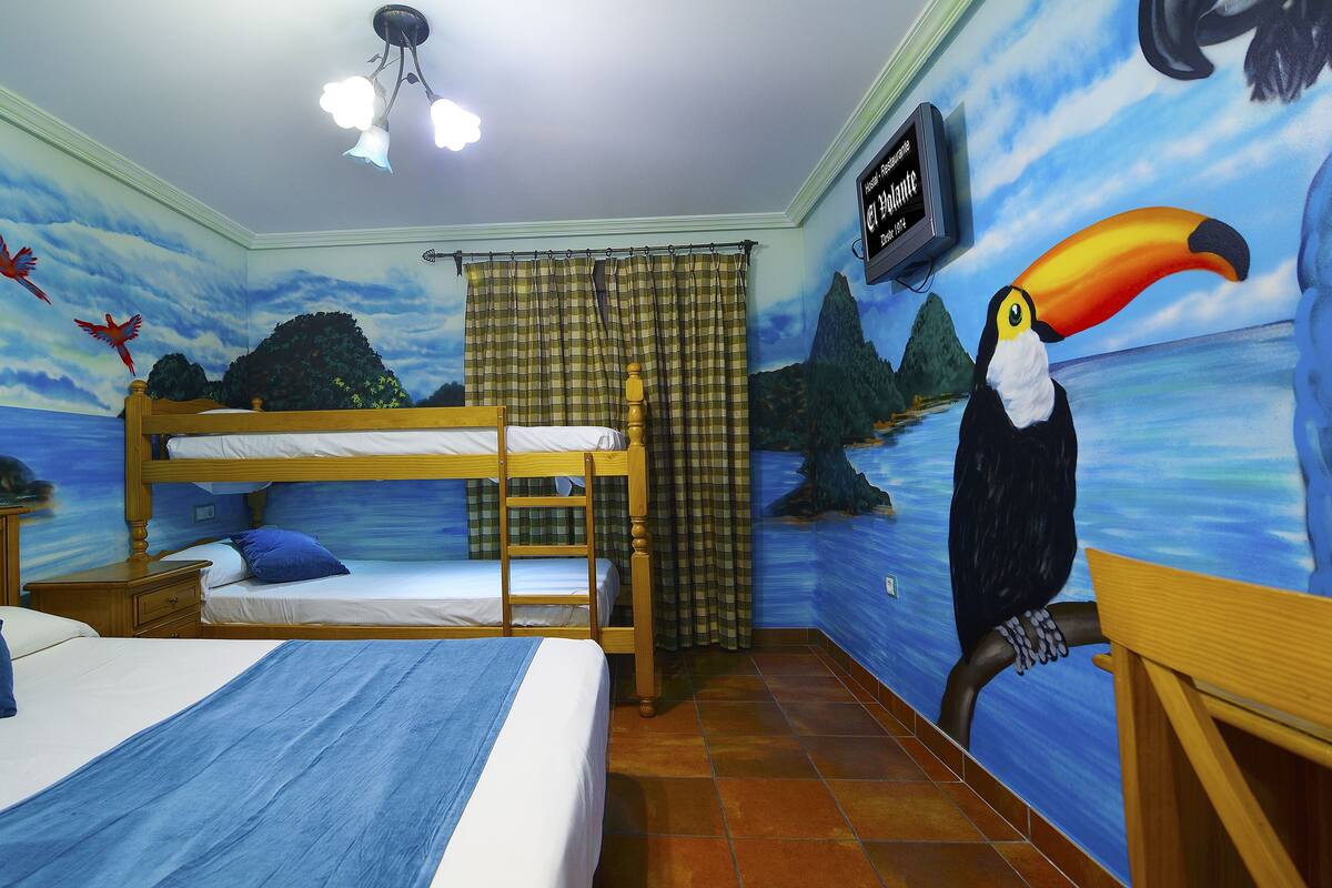 Escrivaninha, quartos à prova de som, Wi-Fi de cortesia, roupa de cama