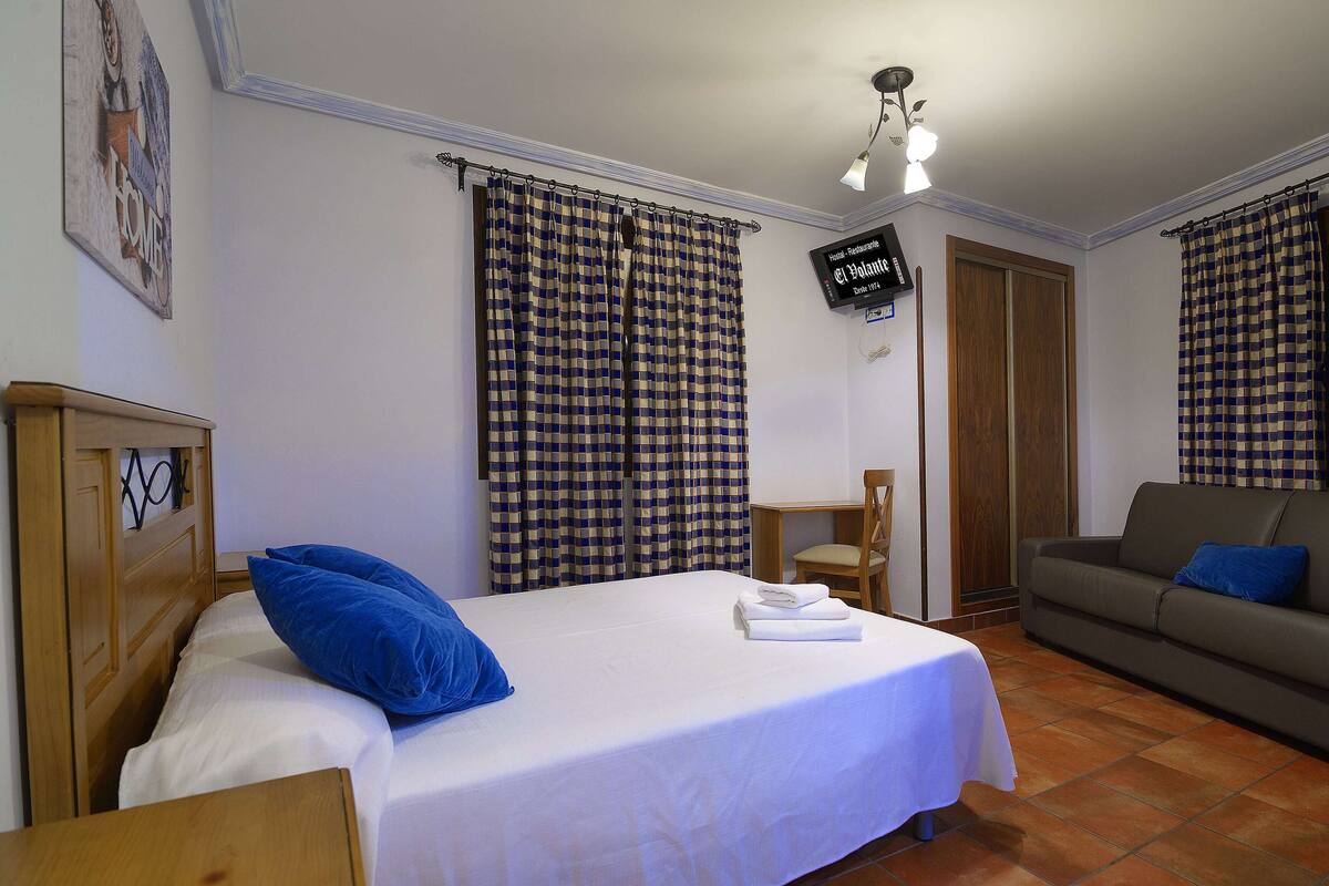 Quarto quádruplo conforto, 1 quarto, suíte | Escrivaninha, quartos à prova de som, Wi-Fi de cortesia, roupa de cama