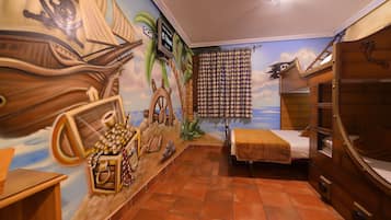 Design Quadruple Room, Ensuite | Desk, soundproofing, free WiFi, bed sheets