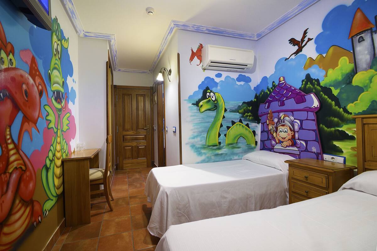 Quarto triplo standard, suíte | Escrivaninha, quartos à prova de som, Wi-Fi de cortesia, roupa de cama