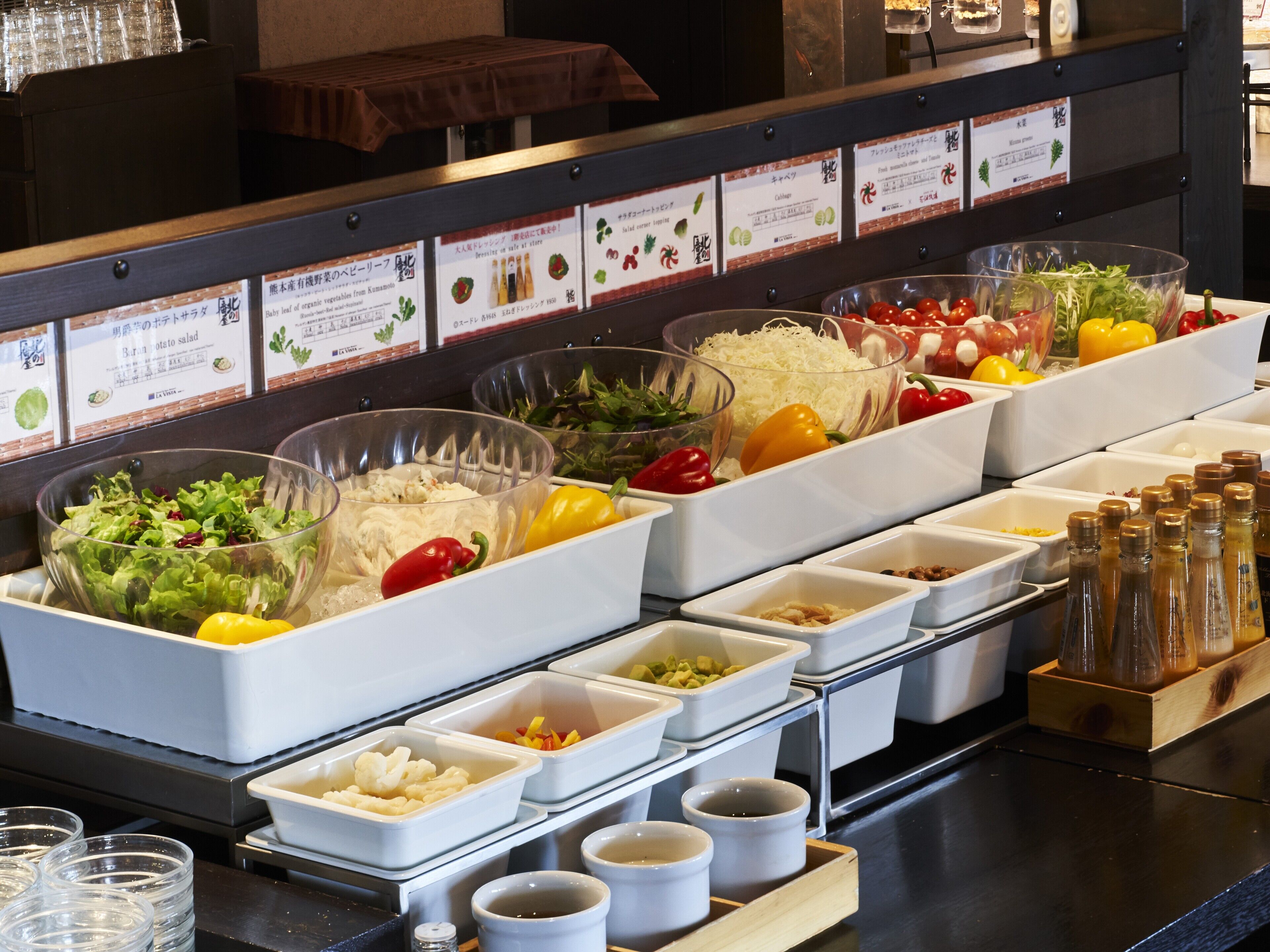 Un buffet proposant une variété de plats et d'accompagnements.