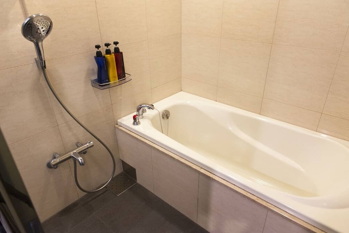 rainfall showerhead, free toiletries, hair dryer, slippers