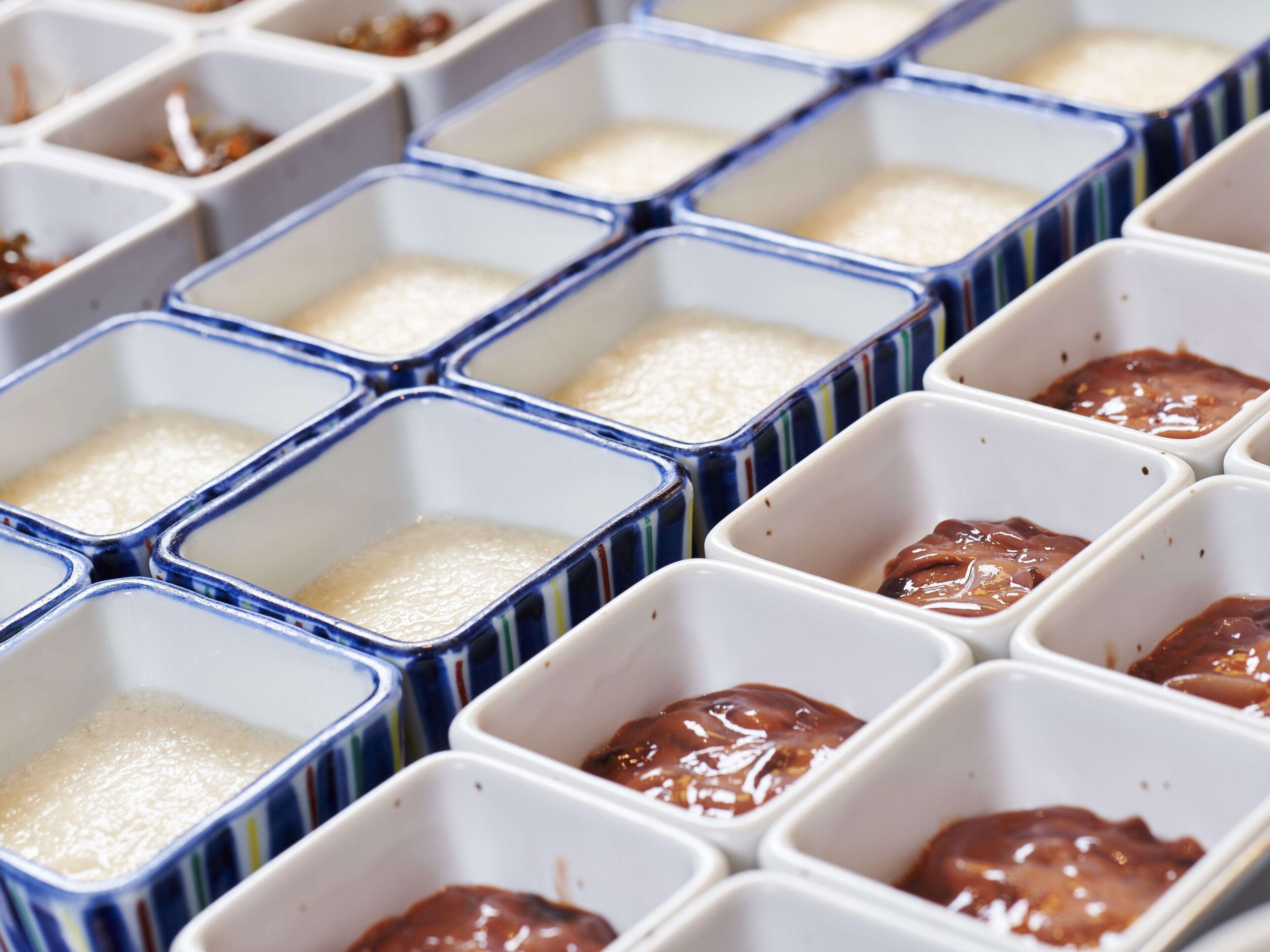 Plusieurs petits récipients contenant différents produits, peut-être des aliments ou des échantillons.