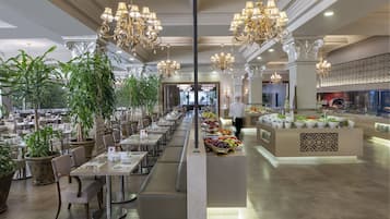 3 restaurantes, se sirven desayunos, comidas y cocina internacional