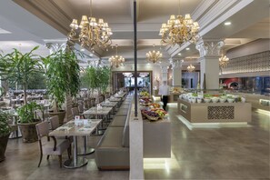 3 restaurants servant le petit déjeuner, le déjeuner et le dîner