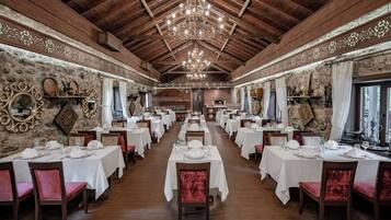 3 restaurants, breakfast, lunch, dinner served; international cuisine