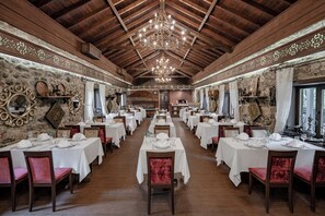 3 restaurants, breakfast, lunch, dinner served; international cuisine