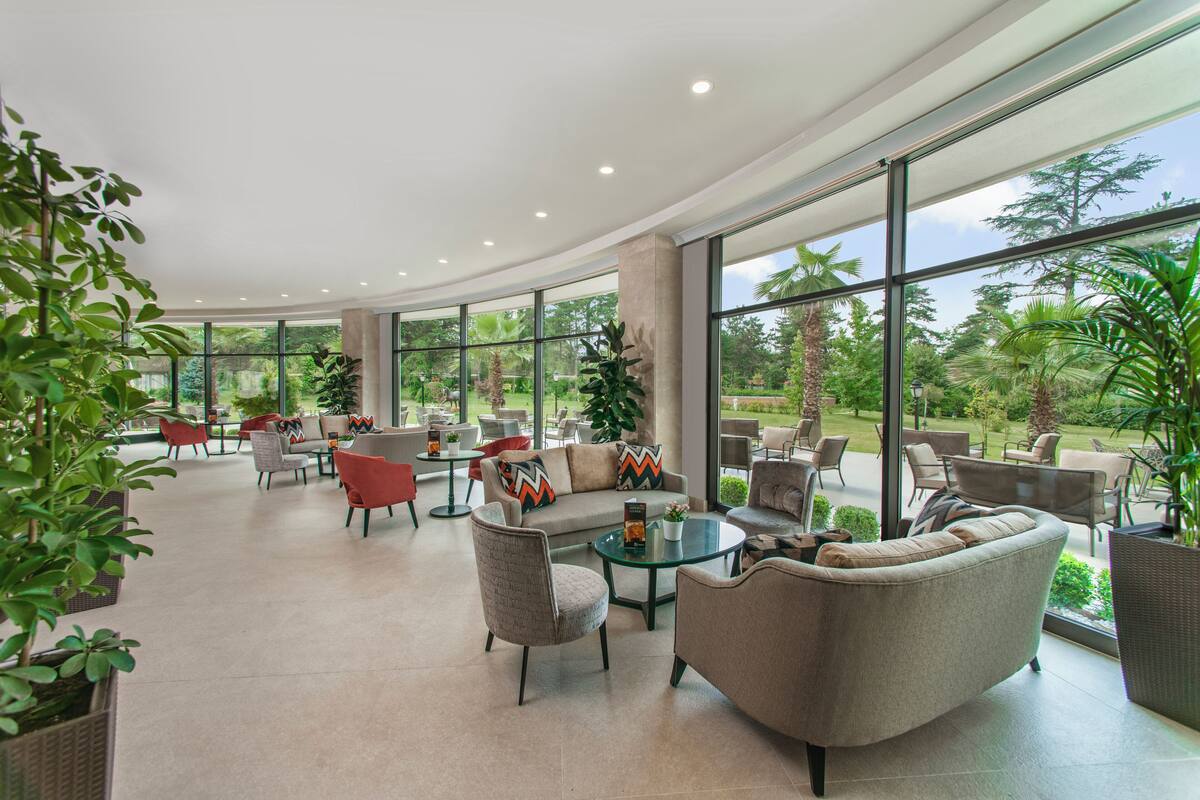 3 restaurants, breakfast, lunch, dinner served; international cuisine