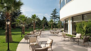 3 restaurants, breakfast, lunch, dinner served; international cuisine