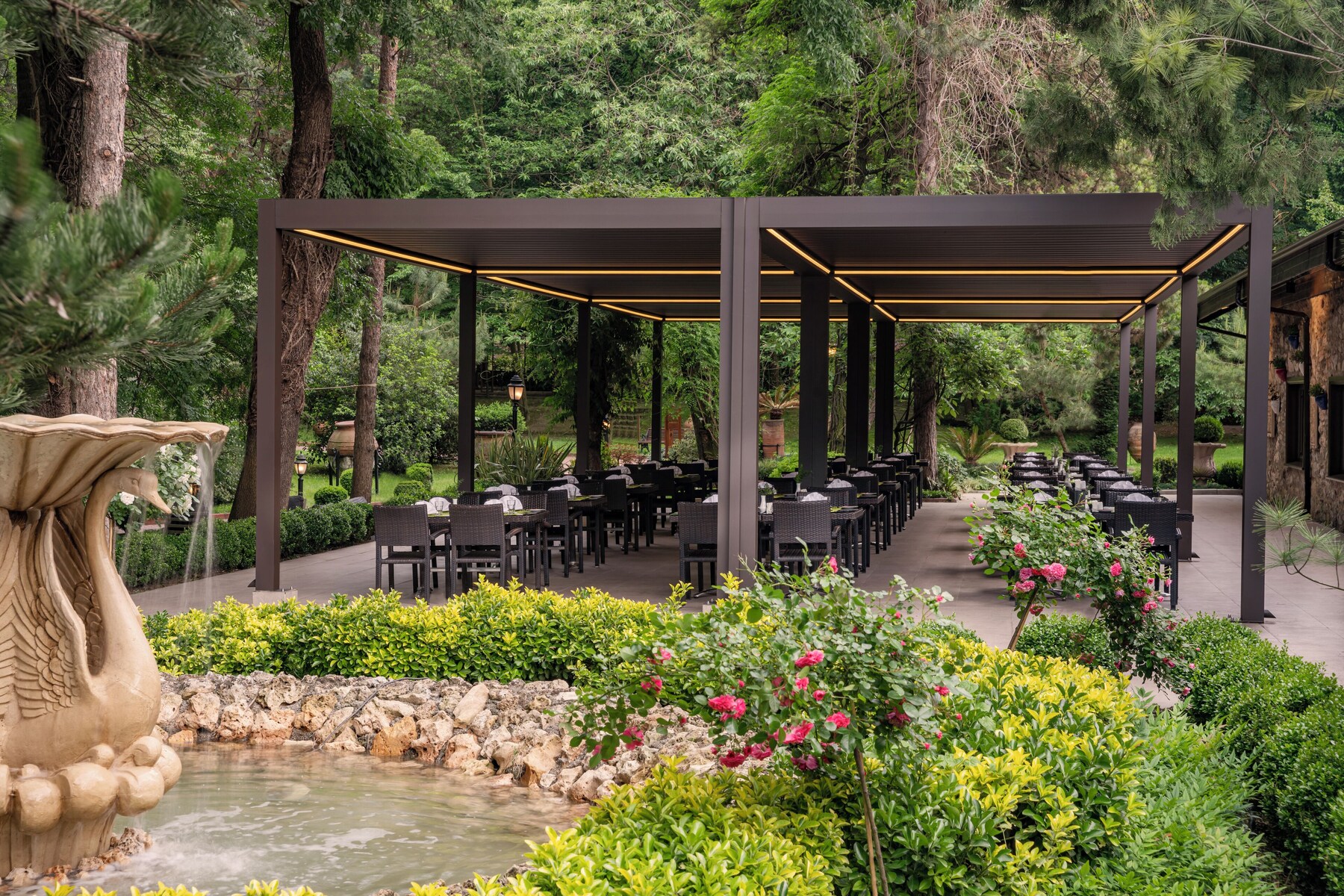 3 restaurants; breakfast, lunch, and dinner served