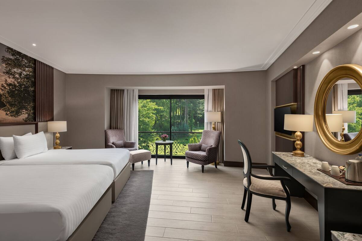 deluxe room | minibar, in-room safe, desk, soundproofing