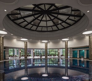 3 piscines couvertes, 5 piscines extérieures