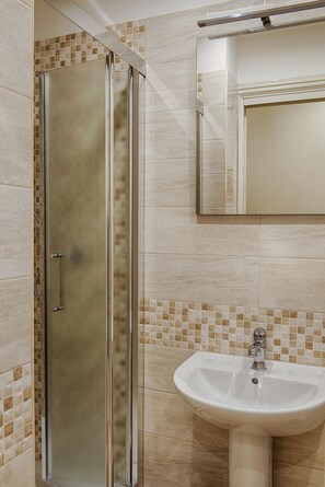Double Room | Bathroom | Shower, free toiletries, hair dryer, bidet - Armonia All'Opera (Rome)