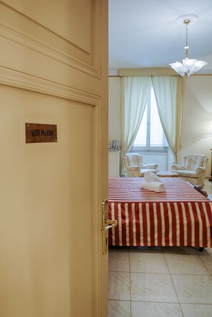 ميني بار وخزنة داخل الغرفة ومكتب وتجهيزات عازلة للصوت