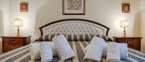 Double Room | Minibar, in-room safe, desk, soundproofing