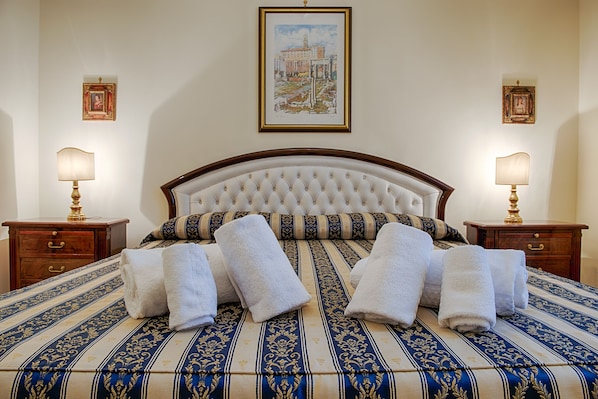 Habitación doble | Minibar, caja fuerte, escritorio y sistema de insonorización