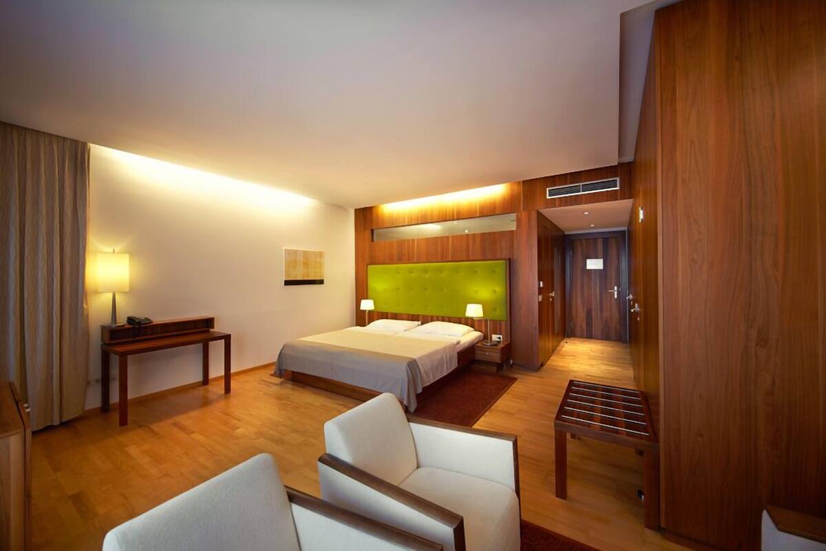 Junior Suite | Hypo-allergenic bedding, rollaway beds, free WiFi