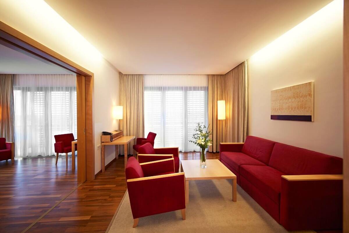 Senior Suite | Hypo-allergenic bedding, rollaway beds, free WiFi