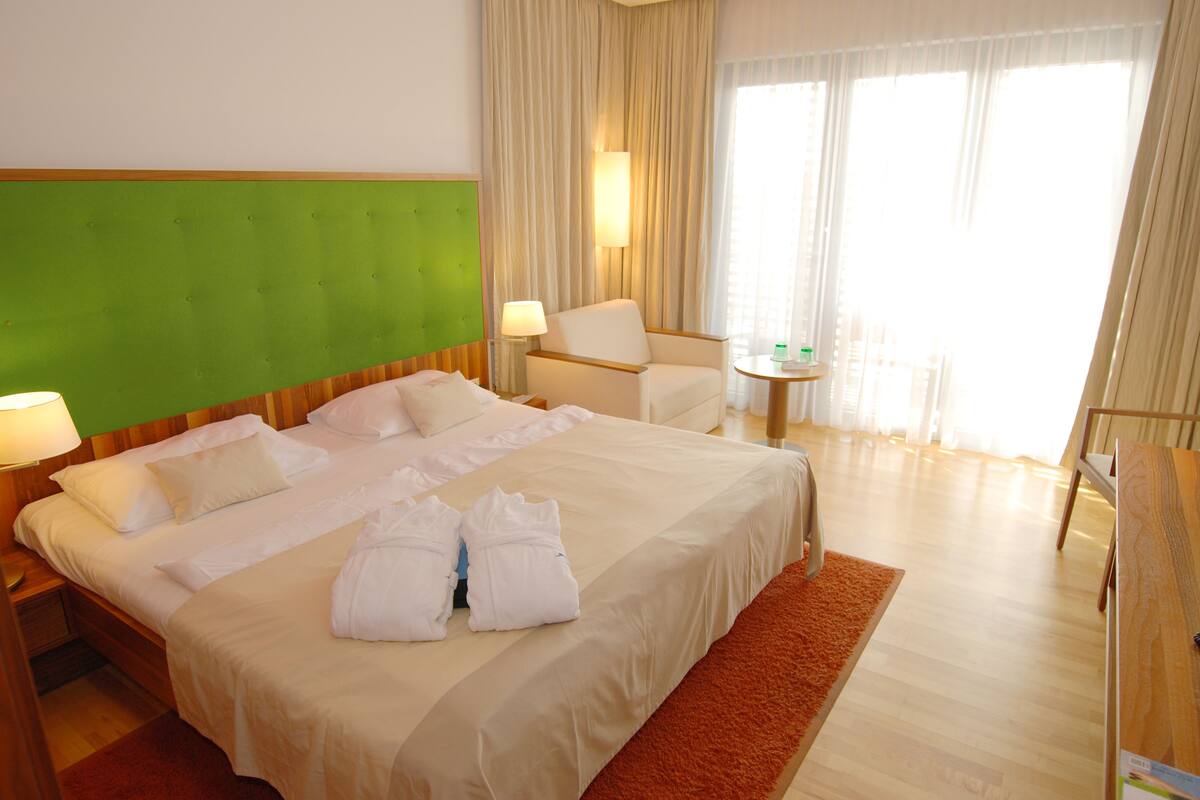 Panoramic Room | Hypo-allergenic bedding, rollaway beds, free WiFi
